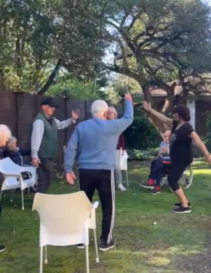 Sesión de yoga adaptado